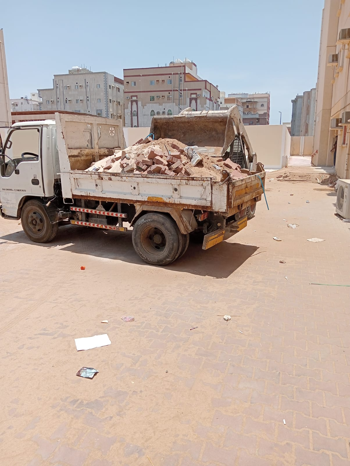 قلاب ينقل مخلفات البناء من موقع العمل في جدة